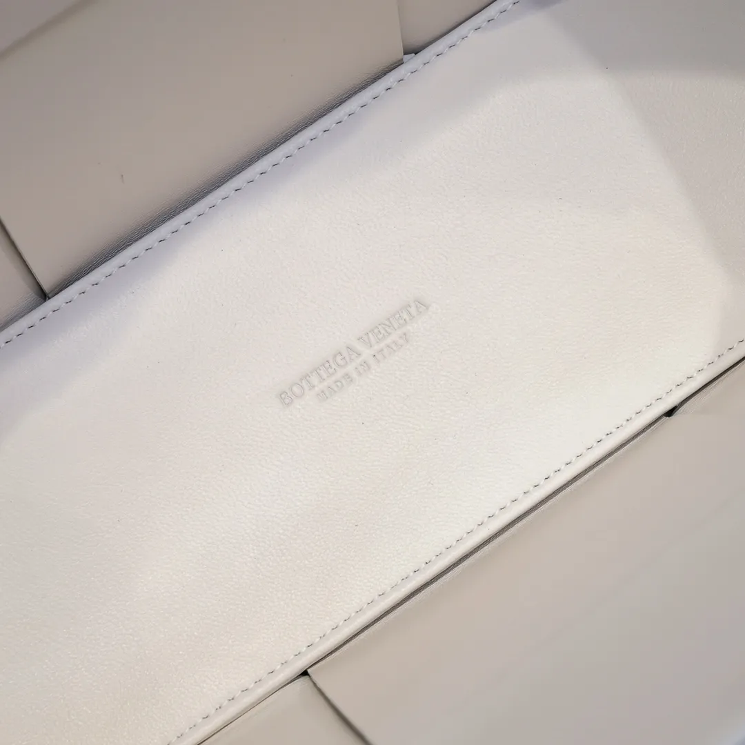 Batch 1760 medium arco, BottegaVeneta# official website latest cowhide leather with inner sheepskin SLIP tote handbag, and the logo has been changed to the side panel😍The oversized woven design really makes it a huge gap from ordinary tote bags🔗🔗Different color combinations inside and outside ⛓Daniel Lee leads the brand's DNA to continue to evolve with fresh inspiration🧬🧬showing a balanced style of luxury and reality👉: 30*20*12 Model: 9893#